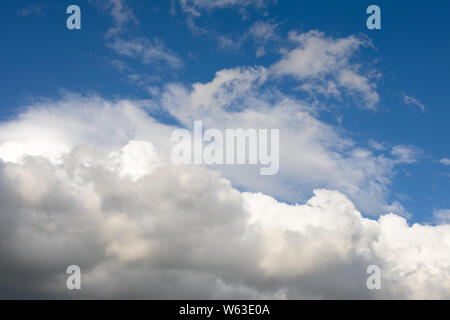 Blauer Himmel mit Wolken groß, große Cumulus cloud. Stockfoto