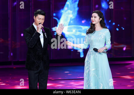 Chinesische Schauspielerin Fan Bingbing, rechts, und sein Vater Ventilator Tao während einer filmtermin Für das Chinesische Neue Jahr Gala von Peking TV (BTV) in Beij Stockfoto