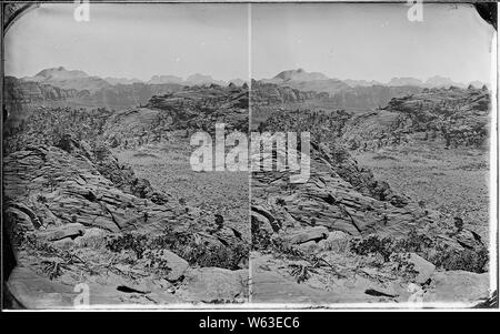 Colob Land. Im südlichen Utah, Buttes in der richtigen Entfernung sind die großen Buttes am Eingang des Mookovutoweap Zweig der Jungfrau. Großen Tempel Butte auf Jungfrau in der Ferne, im Zion National Park. Ähnlich wie Nr. 752 und 712. Alte Nr. 452, 441, 431, 741. Stockfoto