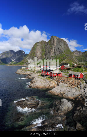 Traditionelle norwegische Rote angeln Ferienhäuser, Hütten, Insel Hamnøy, Reine auf den Lofoten in Nordnorwegen Stockfoto