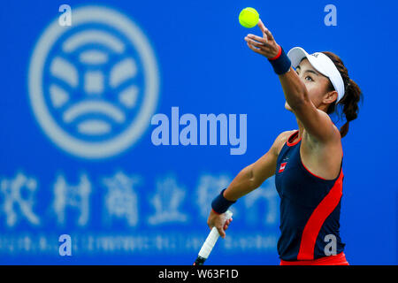 Wang Qiang von China dient gegen Monica Puig de Puerto Rico in ihren Viertelfinalegleichen während der Dongfeng Motor WTA Tennis tournam Wuhan 2018 öffnen Stockfoto