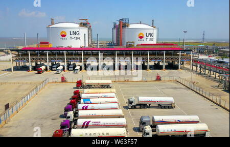 Ein Luftbild von verflüssigtem Erdgas (LNG) Lagertanks an der Rudong LNG-Terminal der CNPC (China National Petroleum Corporation), Muttergesellschaft Stockfoto