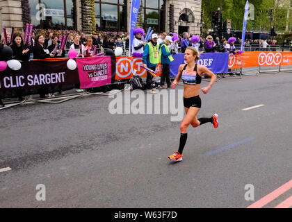 Virgin Money London Marathon 2019 - lange Distanz (26 km) Rennen jedes Jahr veranstaltet und seit 1981 nach der Feststellung von Chris Brasher und John disley unmittelbar nach Brasher im New York City Marathon lief. Rund 33000 Teilnehmer, vor allem Amateuren laufen für Nächstenliebe, geht ein Feld der Elite Athleten (männlich und weiblich), Rollstuhl Racers, und para-Athleten, einschließlich der Sehbehinderte, die in der Regel mit 'Führungen' ausführen. Stockfoto