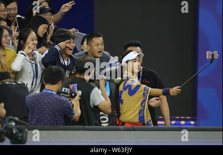 Wang Qiang, rechts, von China nimmt selfies mit Fans nach dem Sieg über Monica Puig de Puerto Rico in ihren Viertelfinalegleichen während der 2018 Dongfeng Mo Stockfoto