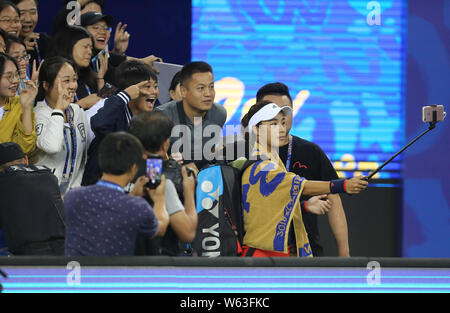 Wang Qiang, rechts, von China nimmt selfies mit Fans nach dem Sieg über Monica Puig de Puerto Rico in ihren Viertelfinalegleichen während der 2018 Dongfeng Mo Stockfoto