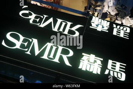 ---- Blick auf eine Semir store in Hangzhou City, East China Zhejiang provinz, 16. August 2018. Semir Kleider, eine von China ¯ s führender Hersteller von Clo Stockfoto