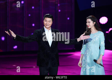 Chinesische Schauspielerin Fan Bingbing, rechts, und sein Vater Ventilator Tao während einer filmtermin Für das Chinesische Neue Jahr Gala von Peking TV (BTV) in Beij Stockfoto