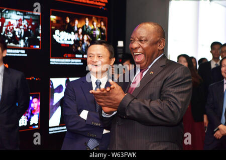 Der südafrikanische Präsident Cyril Ramaphosa, rechts, Spaziergänge mit Jack Ma oder Ma Yun, Vorsitzender der Alibaba Group, bei einem Besuch der Xixi Campus und headq Stockfoto