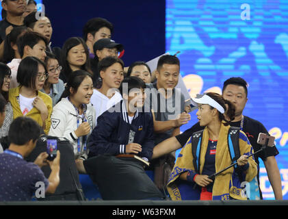 Wang Qiang, rechts, von China nimmt selfies mit Fans nach dem Sieg über Monica Puig de Puerto Rico in ihren Viertelfinalegleichen während der 2018 Dongfeng Mo Stockfoto