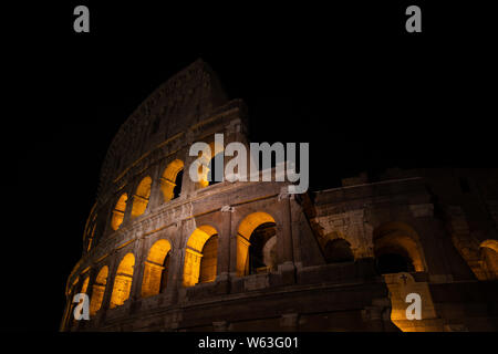Das berühmte Kolosseum bei Nacht in Rom, Italien Stockfoto