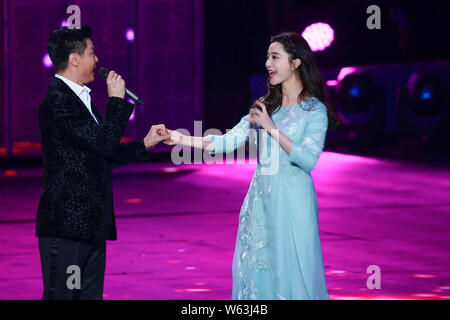 Chinesische Schauspielerin Fan Bingbing, rechts, und sein Vater Ventilator Tao während einer filmtermin Für das Chinesische Neue Jahr Gala von Peking TV (BTV) in Beij Stockfoto