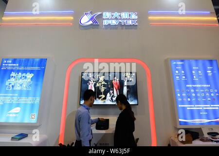 ---- Leute besuchen Sie den Stand von iFlytek während einer Ausstellung in Hangzhou City, East China Zhejiang provinz, 20. September 2018. Die advanceme Stockfoto