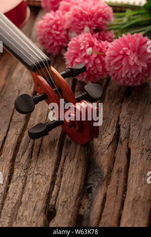 Nahaufnahme Violine headstock Orchester instrumental über Holz- Hintergrund wählen Sie Fokus flache Tiefenschärfe Stockfoto
