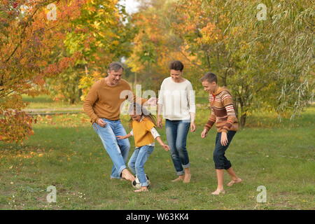 Portrait von großen glücklichen Familie Fußball spielen im Park Stockfoto