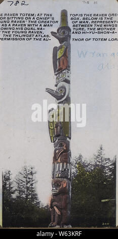 Farbe Postkarte. Der Rabe Totem, Wrangell, Alaska.; Umfang und Inhalt: Text auf der Karte: An der Spitze ist der Rabe Schöpfer sitzt auf einem Chief. Unten ist die junge Raven den Schöpfer des Menschen, dargestellt als ein Rabe mit einem Mann zwischen den Flügeln seiner dualen Natur angezeigt, die Mutter des Jungen Raven und Hi-Yu - KOLLEGAH - Ein-Gu die Thlinget Atlas. Mit freundlicher Genehmigung des Autors von Totem Lore. Auf der Rückseite der Post, in der Handschrift im Raum für Adresse reserviert ist folgende: Herr Henry S. Wellcome, Ketchikan, Alaska. Auf der gegenüberliegenden Seite, im Raum für Korrespondenz, ist Folgendes: Sehr geehrter Herr Wellcome: Ich h Stockfoto