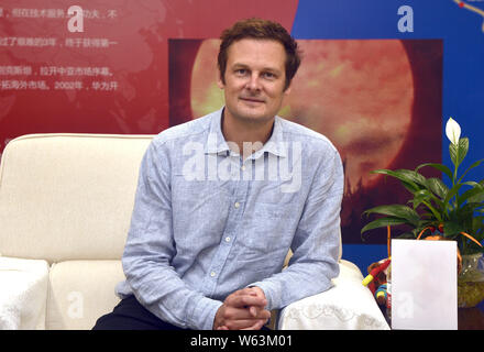 Französischer theoretischer Physiker Christophe Galfard nimmt an einem Interview der bevorstehenden 2. Globale Programmierer' Festival in der Stadt Xi'an, nordwestlich zum Vorheizen Stockfoto