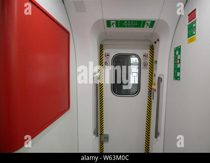 Innenansicht eines lebendigen Express Zug von Hong Kong Kowloon West zu betreiben, durch nach Shenzhen und Guangzhou, in Hongkong, China, 18. September Stockfoto