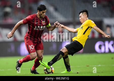 Brasilianische Fußballspieler Givanildo Vieira de Sousa, Links, besser bekannt als Hulk, von Shanghai SIPG Herausforderungen Yu Guangzhou Hanchao Evergrande Taobao Stockfoto