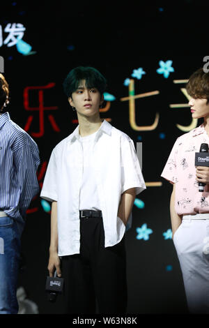 Chinesische Sänger Ventilator Chengcheng, der jüngere Bruder der Schauspielerin Fan Bingbing, von chinesischer Junge Gruppe neun Prozent besucht eine werbeveranstaltung von Stoff so Stockfoto