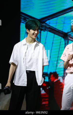 Chinesische Sänger Ventilator Chengcheng, der jüngere Bruder der Schauspielerin Fan Bingbing, von chinesischer Junge Gruppe neun Prozent besucht eine werbeveranstaltung von Stoff so Stockfoto