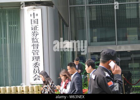 ---- Fußgänger vorbei an den Hauptsitz der China Securities Regulatory Commission (CSRC) in Peking, China, 8. April 2018. Chinesische securit Stockfoto