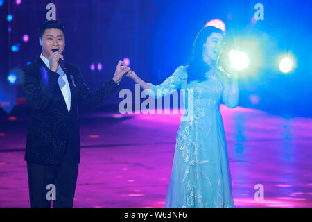 Chinesische Schauspielerin Fan Bingbing, rechts, und sein Vater Ventilator Tao während einer filmtermin Für das Chinesische Neue Jahr Gala von Peking TV (BTV) in Beij Stockfoto