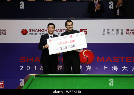 Ronnie O'Sullivan von England, Recht, Haltungen mit seiner Überprüfung nach einem Sieg gegen Barry Hawkins von England in ihrem letzten Spiel während der 2018 Shanghai Maste Stockfoto