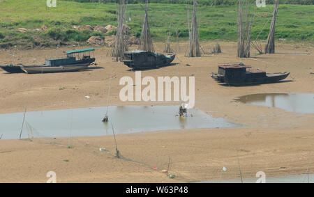 Fischerboote auf dem Gras bewachsene Flussbett der Poyang See schlug durch Dürre in Yugan county gestrandet sind, Stadt Shangrao, East China Jiangxi provin Stockfoto