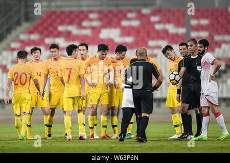 Spieler der chinesischen nationalen Männer Fußball Team verärgert nach einem internationalen Fußball-Match gegen Bahrain National Football Team in Ma Stockfoto