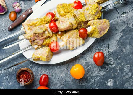 Kochen Shish Kebab in Marinade Soße und Gewürze. rohes Fleisch ist für Shish Kebab zubereitet. rohes Schweinefleisch Shish Kebab Stockfoto