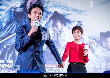 Chinesische Schauspielerin Sun Li, rechts, und ihr Ehemann Schauspieler Deng Chao besuchen eine Premiere für Schatten ist ihr neuer Film "Der chinesische Regisseur Zhang Regie Stockfoto