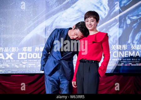 Chinesische Schauspielerin Sun Li, rechts, und ihr Ehemann Schauspieler Deng Chao besuchen eine Premiere für Schatten ist ihr neuer Film "Der chinesische Regisseur Zhang Regie Stockfoto