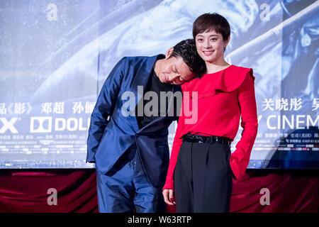 Chinesische Schauspielerin Sun Li, rechts, und ihr Ehemann Schauspieler Deng Chao besuchen eine Premiere für Schatten ist ihr neuer Film "Der chinesische Regisseur Zhang Regie Stockfoto