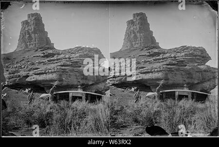 Colorado River. Am rechten Ufer etwas unter dem Mund des Fremont River, 1872. Instandsetzung ein Boot, das 1871 an der Mündung des Fremont River gelassen wurde. W. Johnson, links; F.S. Dellenbaugh, Mitte; und Jack Hillers auf der rechten Seite. Alte Nr. 309, 409, 419, 818. Foto von Fennemore, 1872. Stockfoto