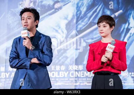 Chinesische Schauspielerin Sun Li, rechts, und ihr Ehemann Schauspieler Deng Chao besuchen eine Premiere für Schatten ist ihr neuer Film "Der chinesische Regisseur Zhang Regie Stockfoto