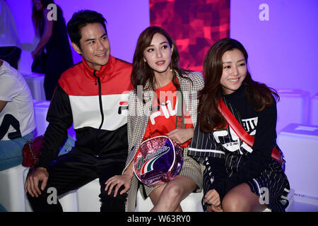 Hong Kong US-amerikanischer Schauspieler und Sänger Kevin Cheng, Links, und Hong Kong geborene kanadische Schauspielerin Grace Chan, Mitte, nehmen an der Fila fashion show während der Stockfoto