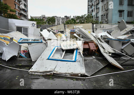 Auf dem Dach der Gebäude sind vom starken Wind verursacht durch Typhoon typhoon Mangkhut, der 22. des Jahres, in der Stadt Guangzhou, Südchina Guangdo beschädigt Stockfoto