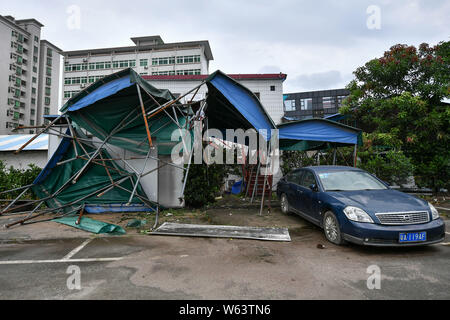 Auf dem Dach der Gebäude sind vom starken Wind verursacht durch Typhoon typhoon Mangkhut, der 22. des Jahres, in der Stadt Guangzhou, Südchina Guangdo beschädigt Stockfoto