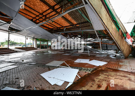 Auf dem Dach der Gebäude sind vom starken Wind verursacht durch Typhoon typhoon Mangkhut, der 22. des Jahres, in der Stadt Guangzhou, Südchina Guangdo beschädigt Stockfoto