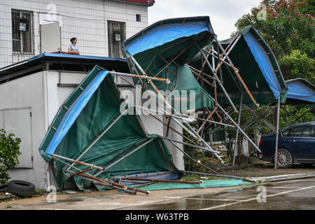 Auf dem Dach der Gebäude sind vom starken Wind verursacht durch Typhoon typhoon Mangkhut, der 22. des Jahres, in der Stadt Guangzhou, Südchina Guangdo beschädigt Stockfoto