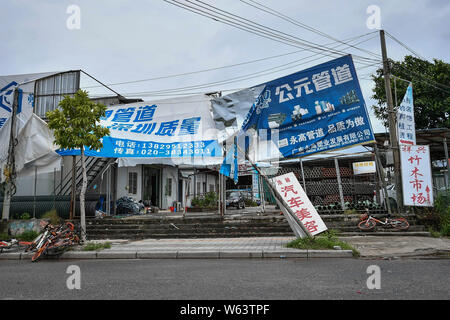 Auf dem Dach der Gebäude sind vom starken Wind verursacht durch Typhoon typhoon Mangkhut, der 22. des Jahres, in der Stadt Guangzhou, Südchina Guangdo beschädigt Stockfoto