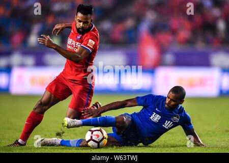 Brasilianische Fußballspieler Luiz Fernandinho, links, von Chongqing SWM Herausforderungen portugiesischen Fußball-Spieler Ricardo Vaz Te von Henan Jianye in ihr 22. Stockfoto