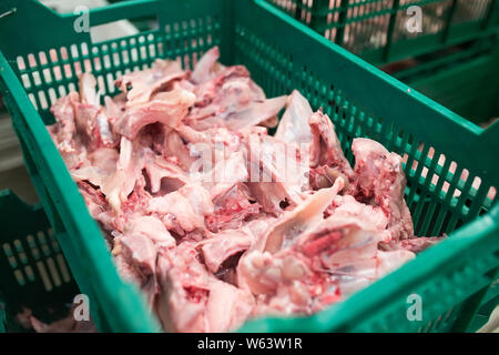 Hähnchenfleisch in einem Fleischverarbeitungsbetrieb. Stockfoto