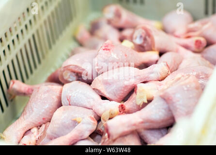Hähnchenfleisch in einem Fleischverarbeitungsbetrieb. Stockfoto