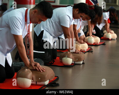 Manila, Philippinen. Juli 31, 2019. Schüler mit der Herz-Lungen-Wiederbelebung (HLW) Dummies, wie sie die Notfallmaßnahmen während der Messe CPR-Kampagne Demonstration an der Universität des Ostens lernen in Manila, Philippinen, 31. Juli 2019. Rund 4.000 Studenten in der Masse CPR-Kampagne Demonstration durch das philippinische Rote Kreuz soll ein Ersthelfer in jedem Haushalt zu haben teilgenommen und Arbeitsplatz im Land. Credit: rouelle Umali/Xinhua/Alamy leben Nachrichten Stockfoto