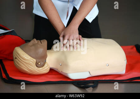 Manila, Philippinen. Juli 31, 2019. Ein Student nutzt eine Herz-Lungen-Wiederbelebung (HLW) dummy die Notfallmaßnahmen während der Messe CPR-Kampagne Demonstration an der Universität des Ostens in Manila zu lernen, auf den Philippinen, 31. Juli 2019. Rund 4.000 Studenten in der Masse CPR-Kampagne Demonstration durch das philippinische Rote Kreuz soll ein Ersthelfer in jedem Haushalt zu haben teilgenommen und Arbeitsplatz im Land. Credit: rouelle Umali/Xinhua/Alamy leben Nachrichten Stockfoto