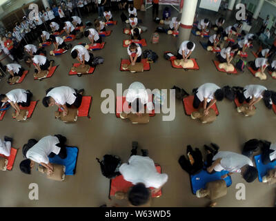 Manila, Philippinen. Juli 31, 2019. Schüler mit der Herz-Lungen-Wiederbelebung (HLW) Dummies, wie sie die Notfallmaßnahmen während der Messe CPR-Kampagne Demonstration an der Universität des Ostens lernen in Manila, Philippinen, 31. Juli 2019. Rund 4.000 Studenten in der Masse CPR-Kampagne Demonstration durch das philippinische Rote Kreuz soll ein Ersthelfer in jedem Haushalt zu haben teilgenommen und Arbeitsplatz im Land. Credit: rouelle Umali/Xinhua/Alamy leben Nachrichten Stockfoto