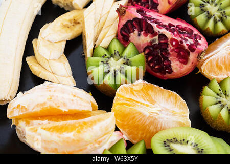 Verschiedene Früchte auf Platte Stockfoto
