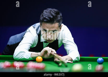 Xiao Guodong von China spielt einen Schuß zu Mark Allen in Nordirland in der ersten Runde passen während der 2018 Shanghai Masters snooker Turnier in Stockfoto