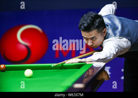 Xiao Guodong von China spielt einen Schuß zu Mark Allen in Nordirland in der ersten Runde passen während der 2018 Shanghai Masters snooker Turnier in Stockfoto